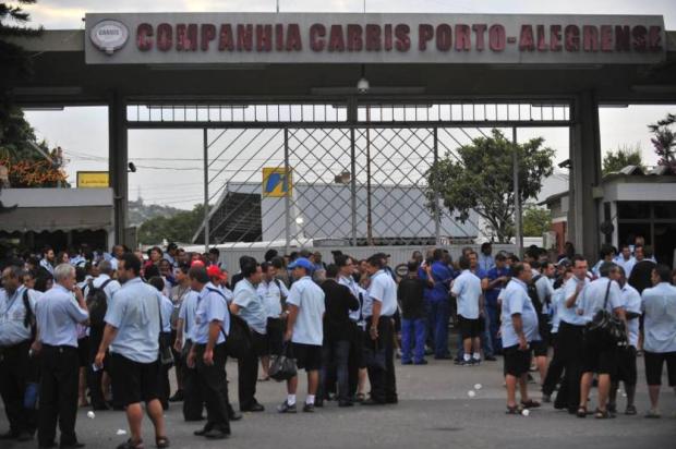 Funcionários da Carris devem esperar por reunião na prefeitura para decidir sobre fim da paralisação Bruno Alencastro/Agencia RBS Funcionários da Carris devem esperar por reunião na prefeitura para decidir sobre fim da paralisação Bruno Alencastro/Agencia RBS