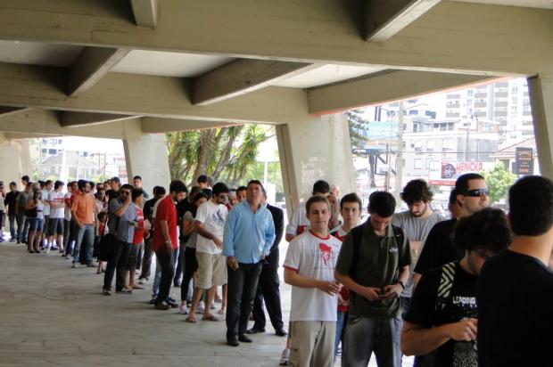 Em manhã movimentada no Gigantinho, torcida do Inter esgota ingressos para o Gre-Nal André Baibich/