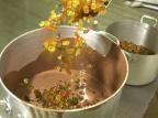 As tradicionais frutas cristalizadas ainda dividem os gostos Genaro Joner/Agencia RBS As tradicionais frutas cristalizadas ainda dividem os gostos Genaro Joner/Agencia RBS