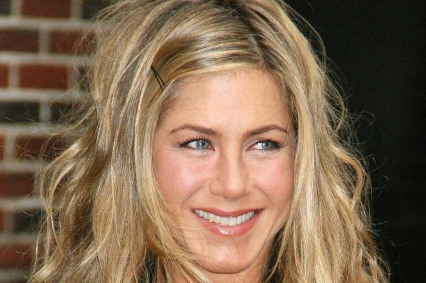 Jennifer Aniston teria abandonado a mãe hospitalizada, diz site Just Jared/reprodução