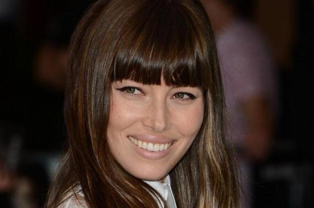 Jessica Biel decora a árvore de Natal com cabeças de Barbie Timothy A. Clary/AFP Jessica Biel decora a árvore de Natal com cabeças de Barbie Timothy A. Clary/AFP