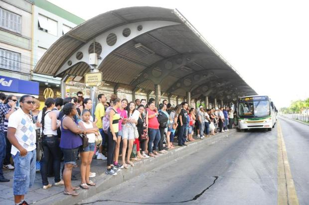 Greve da Carris prejudica o funcionamento de linhas de ônibus de outros consórcios Adriana Franciosi/Agencia RBS Greve da Carris prejudica o funcionamento de linhas de ônibus de outros consórcios Adriana Franciosi/Agencia RBS