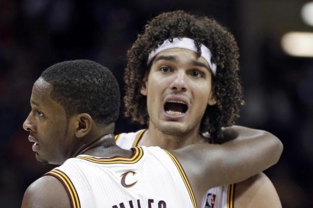 Varejão dá novo show, quebra recorde e Cavs derrotam Hawks na NBA Mark Duncan/AP