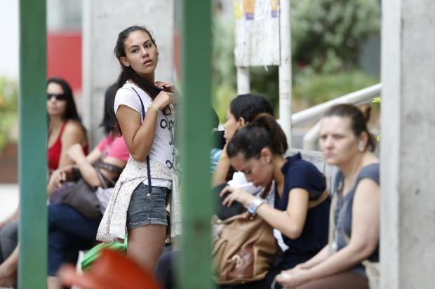 Greve segue no final de semana e passageiros lotam paradas de ônibus em Porto Alegre Lauro Alves/Agencia RBS Greve segue no final de semana e passageiros lotam paradas de ônibus em Porto Alegre Lauro Alves/Agencia RBS