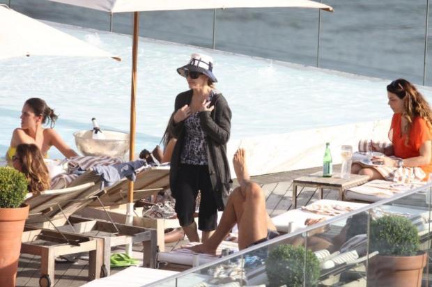 Sem falar com fãs, Madonna curte piscina de hotel no Rio de Janeiro Delson Silva/AgNews Sem falar com fãs, Madonna curte piscina de hotel no Rio de Janeiro Delson Silva/AgNews