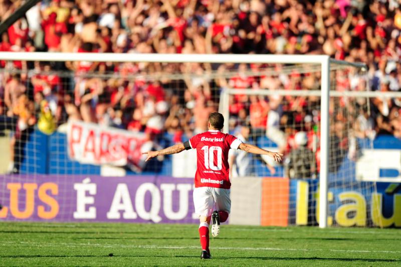 O argentino foi até os mil colorados presentes no estádio e comemorou:imagem 18