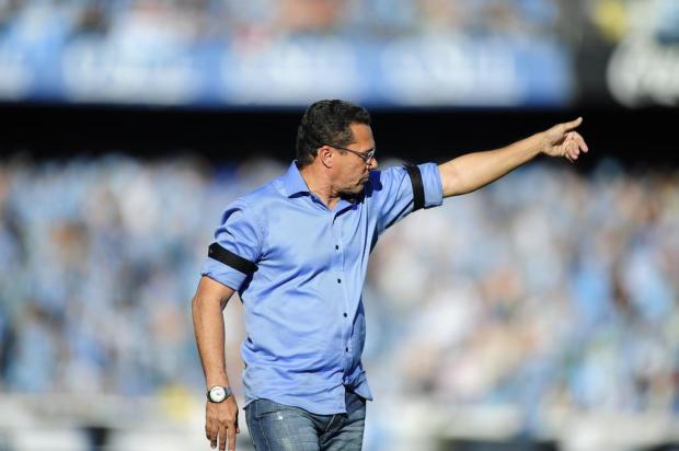 Luxa cobra bom senso de Heber Lopes e diz que expulsão no Gre-Nal foi "sacanagem" Ricardo Duarte/Agencia RBS Luxa cobra bom senso de Heber Lopes e diz que expulsão no Gre-Nal foi "sacanagem" Ricardo Duarte/Agencia RBS