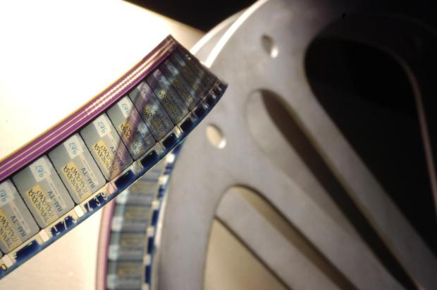 Depois de mais de cem anos de serviços prestados, película de 35mm sai de cena Ricardo Wolffenbüttel/Agencia RBS Depois de mais de cem anos de serviços prestados, película de 35mm sai de cena Ricardo Wolffenbüttel/Agencia RBS