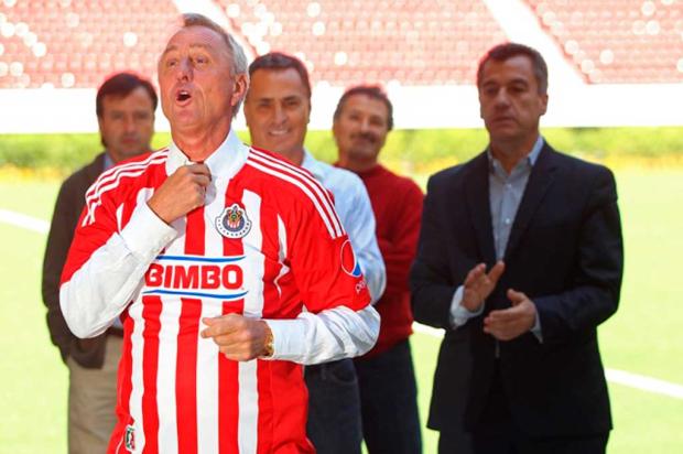 Consultor técnico, Cruyff é demitido do Chivas Guadalajara Bruno Gonzalez/AFP/ Consultor técnico, Cruyff é demitido do Chivas Guadalajara Bruno Gonzalez/AFP/