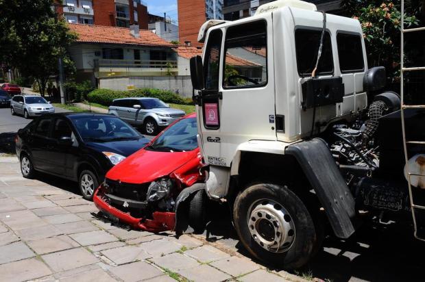 Caminhão se envolve em acidente com cinco carros em Porto Alegre Emílio Pedroso/Agencia RBS Caminhão se envolve em acidente com cinco carros em Porto Alegre Emílio Pedroso/Agencia RBS