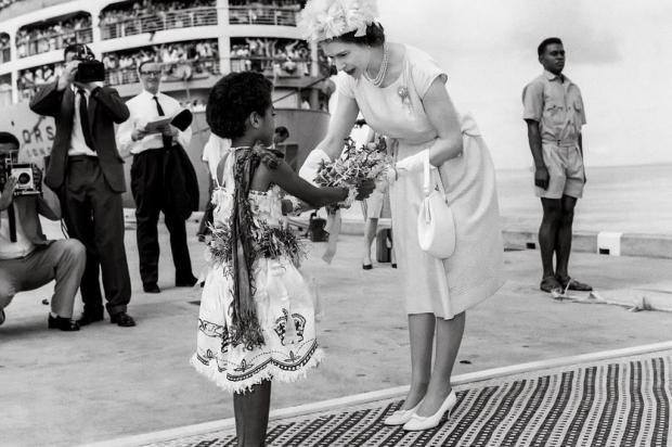 Livro reúne fotos raras da Rainha Elizabeth II Daily Mail/Reprodução Livro reúne fotos raras da Rainha Elizabeth II Daily Mail/Reprodução