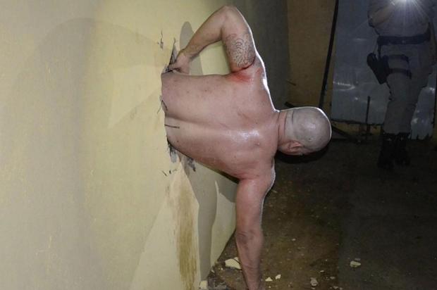 Preso tenta fugir de cela e fica entalado em buraco em Goiás Dudu Bala/Jornal Populacional/Folhapress