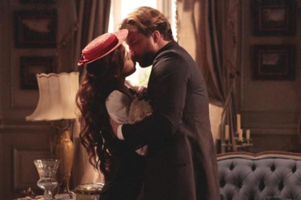 Laura e Edgar se beijam em "Lado a Lado" Divulgação/TV Globo Laura e Edgar se beijam em "Lado a Lado" Divulgação/TV Globo