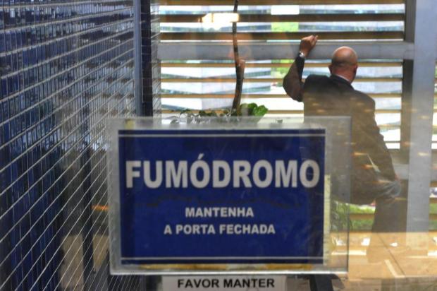 Em vigor há um ano, lei antifumo ainda não foi regulamentada Jean Schwarz/Agencia RBS Em vigor há um ano, lei antifumo ainda não foi regulamentada Jean Schwarz/Agencia RBS