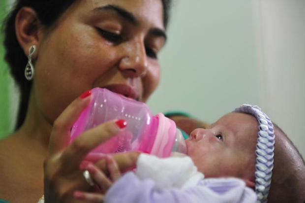 Família comemora alta de menina que nasceu com apenas 23 semanas Diego Vara/Agencia RBS Família comemora alta de menina que nasceu com apenas 23 semanas Diego Vara/Agencia RBS