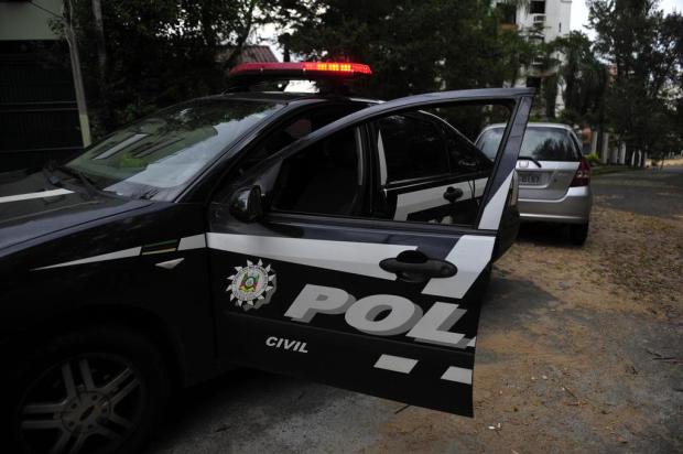 Troca de tiros entre criminosos e policial assusta moradores no Bairro Petrópolis Jean Schwarz/Agencia RBS Troca de tiros entre criminosos e policial assusta moradores no Bairro Petrópolis Jean Schwarz/Agencia RBS