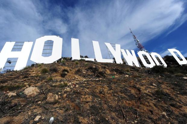Letreiro de Hollywood é repintado para seu aniversário de 90 anos Robyn Beck/AFP