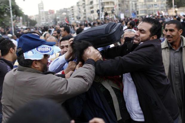 Apoiadores de Mursi expulsam opositores que protestavam em frente ao palácio presidencial MAHMOUD KHALED/AFP