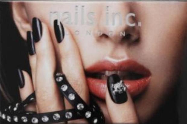 Alexa Chung desfila unhas com efeito de couro divulgação/nails inc.