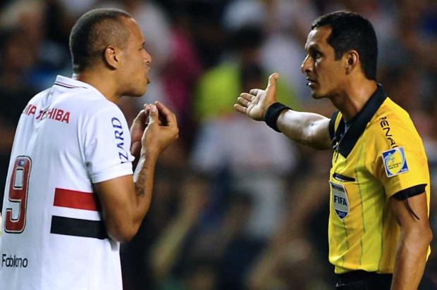 Após expulsão contra o Tigre, Luis Fabiano fala em largar o futebol DANIEL GARCIA / AFP/
