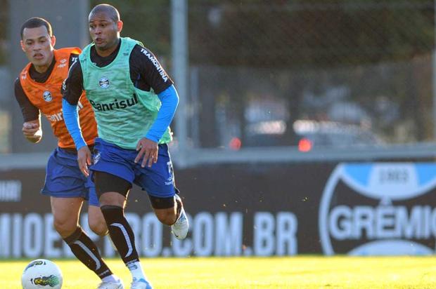 Limpa nas laterais: Gabriel e Julio Cesar estão fora dos planos de Luxa no Grêmio Edu Andrade/Grêmio FBPA/Divulgação/