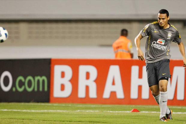 Com passagem pela Seleção, zagueiro Emerson desperta interesse do Grêmio Rafael Ribeiro/CBF/Divulgação/