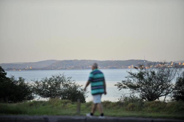 Temperatura já passa dos 30°C em várias regiões do Rio Grande do Sul Bruno Alencastro/Agencia RBS Temperatura já passa dos 30°C em várias regiões do Rio Grande do Sul Bruno Alencastro/Agencia RBS