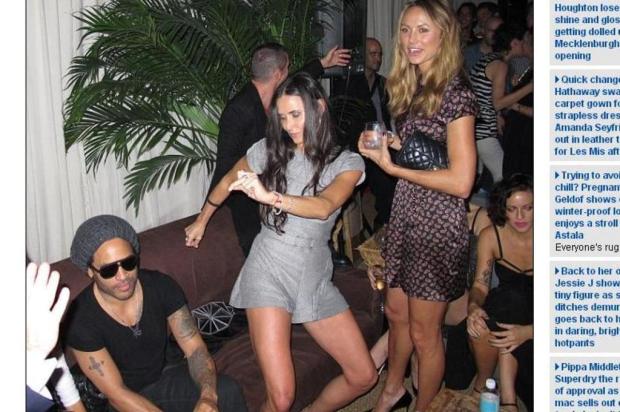 Demi Moore exagera e causa constrangimento em festa Daily Mail/Reprodução Demi Moore exagera e causa constrangimento em festa Daily Mail/Reprodução