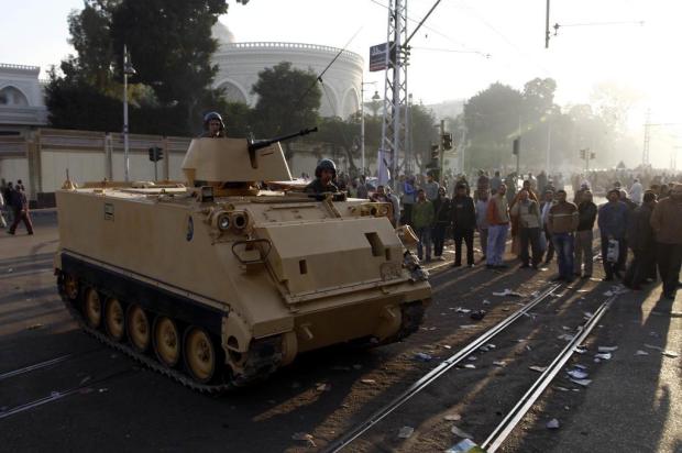 Tanques do Exército diante do palácio presidencial no Cairo MAHMOUD KHALED/AFP