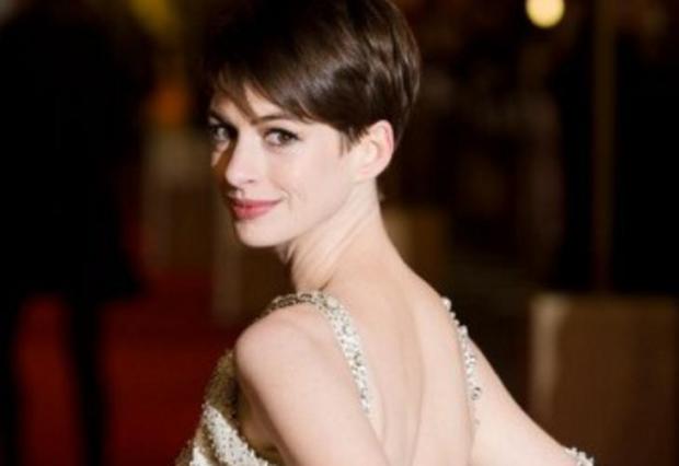 Anne Hathaway arrasa na première de Les Misérables com vestido coberto de pérolas  Leon Neal/AFP