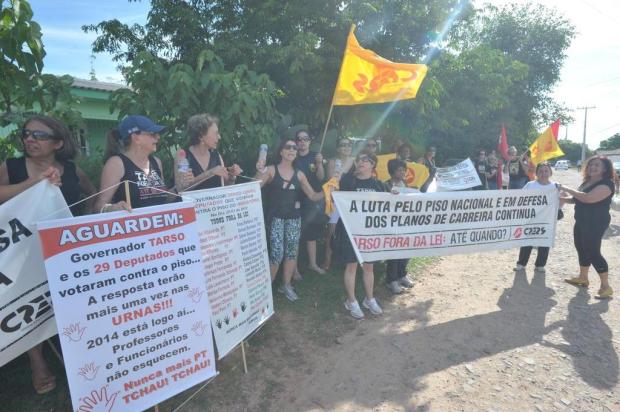 Grupo de professores espera governador em frente ao hospital regional Jean Pimentel/Agencia RBS