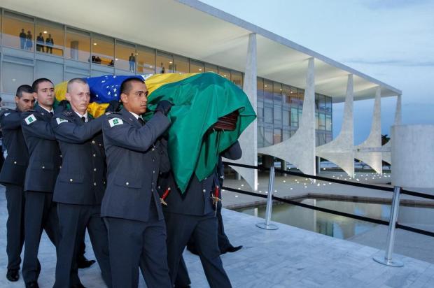 Depois de três horas de velório, corpo de Niemeyer deixa o Palácio do Planalto sob aplausos Roberto Stuckert Filho/Presidência da República/Divulgação