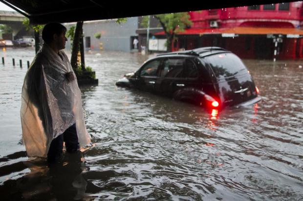 Temporais atingem Argentina e avançam para o Rio Grande do Sul Natacha Pisarenko/AP Photo Temporais atingem Argentina e avançam para o Rio Grande do Sul Natacha Pisarenko/AP Photo