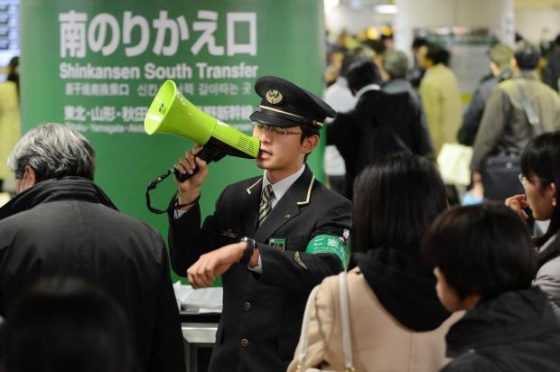 Autoridades japonesas suspendem alerta de tsunami após terremoto Toru Yamanaka/AFP Autoridades japonesas suspendem alerta de tsunami após terremoto Toru Yamanaka/AFP