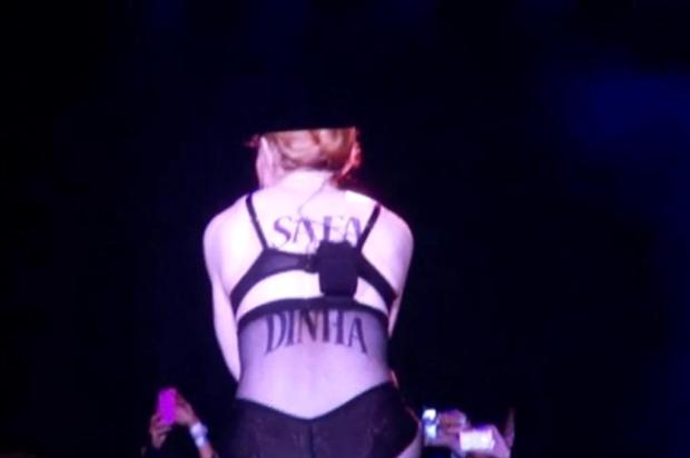 Madonna grava 'safadinha' nas costas no último show em São Paulo YouTube/Reprodução Madonna grava 'safadinha' nas costas no último show em São Paulo YouTube/Reprodução