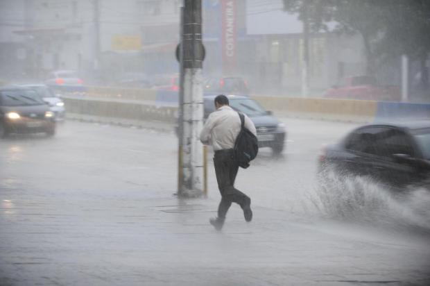 Frente fria avança e chuva atinge Porto Alegre Ronaldo Bernardi/Agencia RBS Frente fria avança e chuva atinge Porto Alegre Ronaldo Bernardi/Agencia RBS