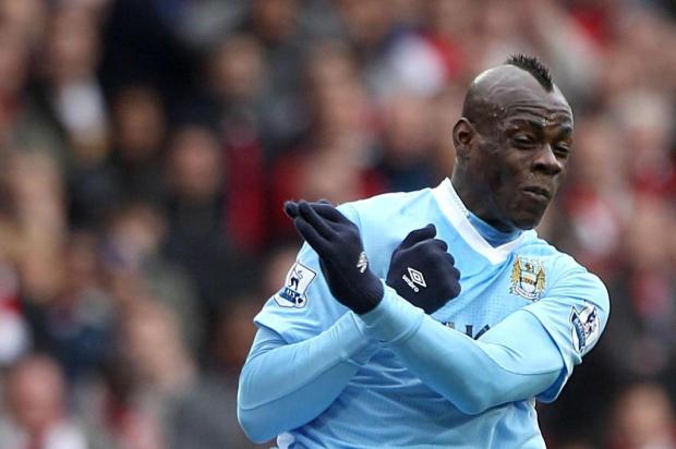 Balotelli entra em campo pelo time de juniores do Manchester City Nick Potts/AP