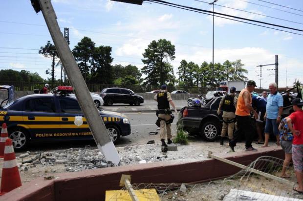 Carro bate em poste e dois morrem na BR-116 em Canoas Carlos Macedo/Especial