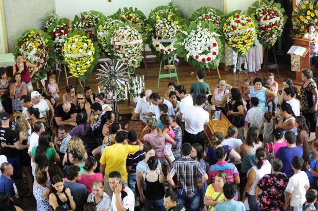 Despedida da família assassinada em Penha atrai centenas de pessoas Maiara Bersch/Agencia RBS Despedida da família assassinada em Penha atrai centenas de pessoas Maiara Bersch/Agencia RBS