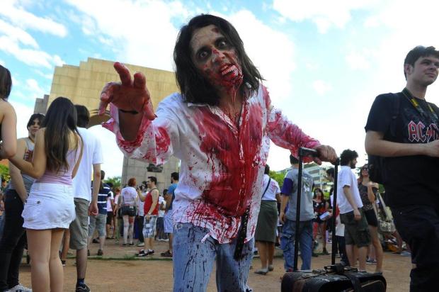 Pessoas fantasiadas de zumbis desfilam pelas ruas de Porto Alegre Jean Schwarz/Agencia RBS