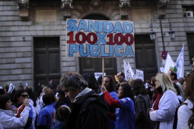 Espanhóis protestam em Madri contra privatizações dos centros de saúde Pedro ARMESTRE/AFP