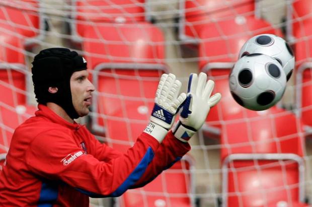 Focado na semifinal, Cech admite favoritismo do Chelsea no Mundial AP Photo/Petr David Josek/