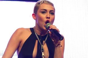 Miley Cyrus aposta em visual sexy, porém duvidoso, em especial de Natal Paul A. Hebert/AFP Miley Cyrus aposta em visual sexy, porém duvidoso, em especial de Natal Paul A. Hebert/AFP