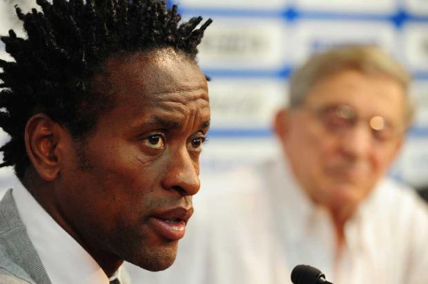 Zé Roberto assina por mais um ano e pretende terminar carreira no Grêmio Fernando Gomes/Agência RBS/ Zé Roberto assina por mais um ano e pretende terminar carreira no Grêmio Fernando Gomes/Agência RBS/