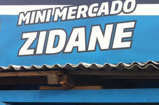 "Minimercado Zidane" se destaca nos arredores da Arena do Grêmio Leandro Behs/Agência RBS/ "Minimercado Zidane" se destaca nos arredores da Arena do Grêmio Leandro Behs/Agência RBS/