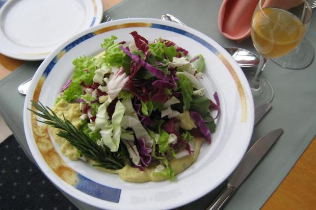 Salada com molho de queijo é opção para aplacar o calor Ver Descrição/Ver Descrição Salada com molho de queijo é opção para aplacar o calor Ver Descrição/Ver Descrição