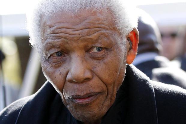 Mandela se recupera de cirurgia para retirada de pedra da vesícula  SIPHIWE SIBEKO/POOL
