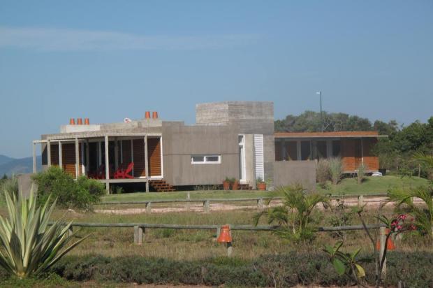 Casa de verão em marcante concreto no litoral de SC preserva o verde nativo Dede Fedrizzi/Divulgação