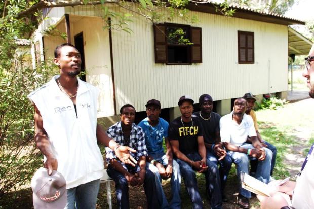 Sem trabalho, haitianos dependem de ajuda para comer em Igrejinha Miro de Souza/Agencia RBS Sem trabalho, haitianos dependem de ajuda para comer em Igrejinha Miro de Souza/Agencia RBS