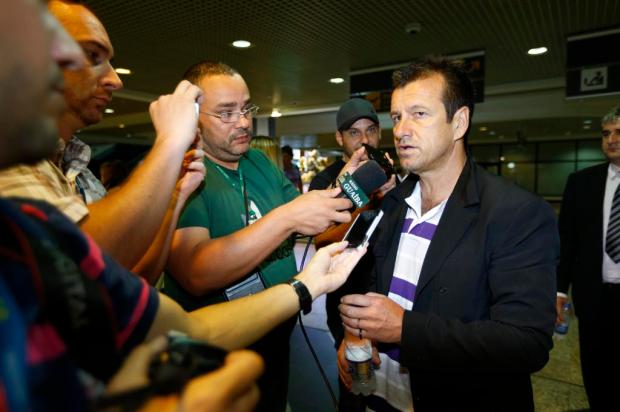 Dunga chega a Porto Alegre e fala como técnico do Inter: "É preciso sangue novo" Félix Zucco/